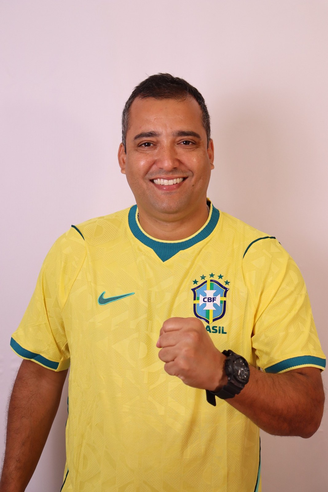 Davi PQD, candidato a Deputado Federal, com o punho cerrado